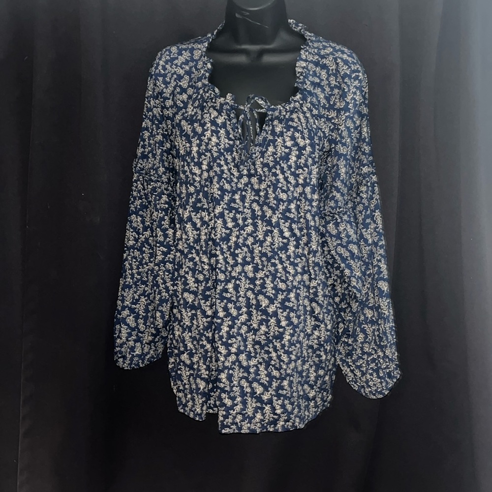 Old Navy Blue w/ white flowers ruffled top. Size XL